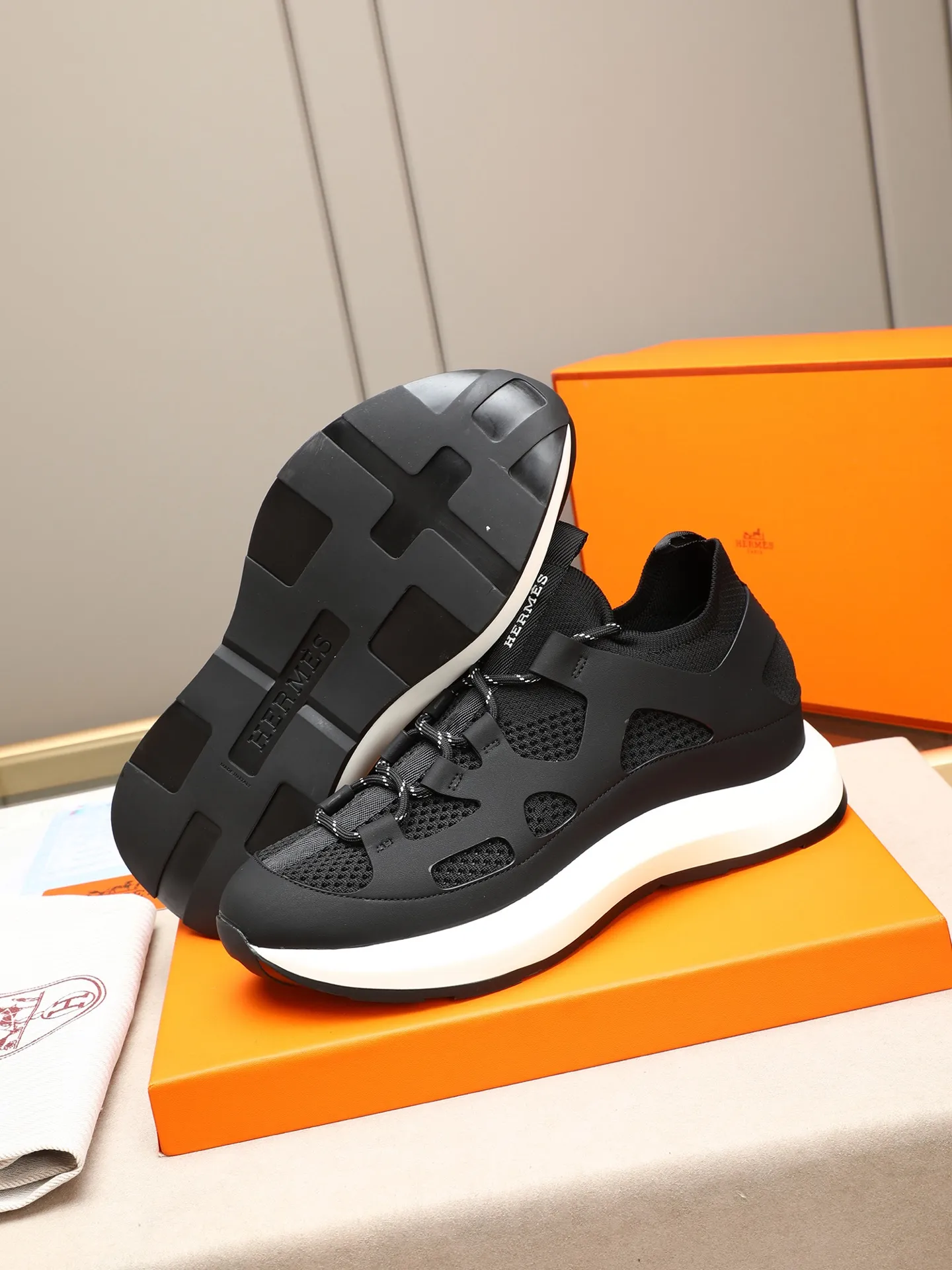 Men's shoes💰580 HERMES/Hermès men's rest sneakers! -High-end quality original casual sports shoes -Upper: high nappa calfskin, forging technology, knitted fabric, shoe brand webbing, injection molded brand logo -Inner: foot pad; water-dyed cowhide -Outsole: ultra-light TPU·rubber; two-color molded outsole -Ultra-high quality control·fine workmanship: highlighted (high-end·luxury·grade) Size: 38-39-40-41-42-43-44 (45 can be customized)